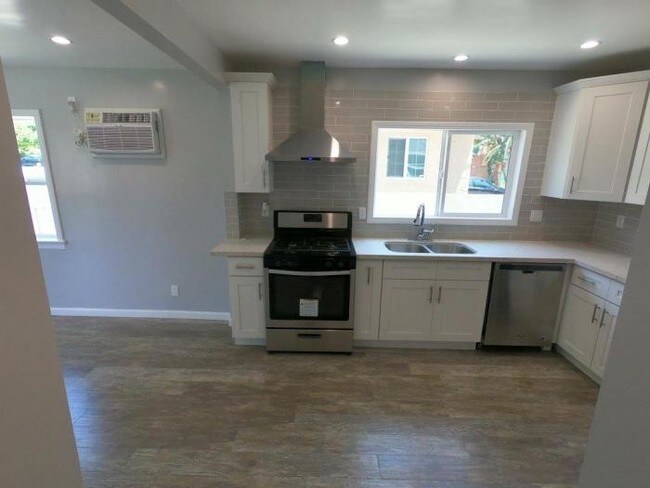 Building Photo - 3 bedroom in Los Angeles CA 90026