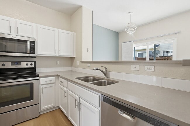 Building Photo - $2,540.95 - 3 Bed, 2.5 Bath Townhome in Aurora with In Unit Laundry!