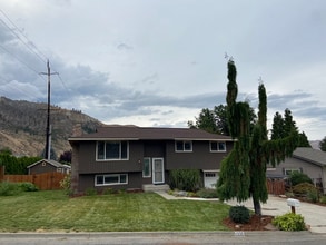 Building Photo - 1332 S Loves Ct