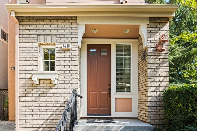 Foto del edificio - VERSATILE LUXURY LIVING IN RIVERMARK CORNE...