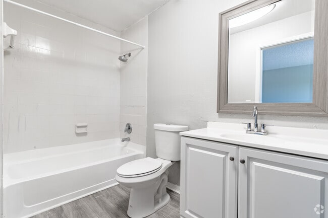 1BD, 1BA - 600SF - Bathroom - Seminole Vista - Park Portfolio