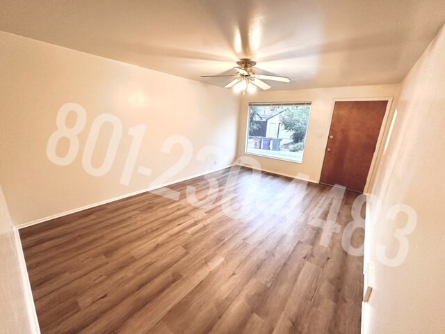 Vista trasera de la sala de estar - 858 Yale Ave S
