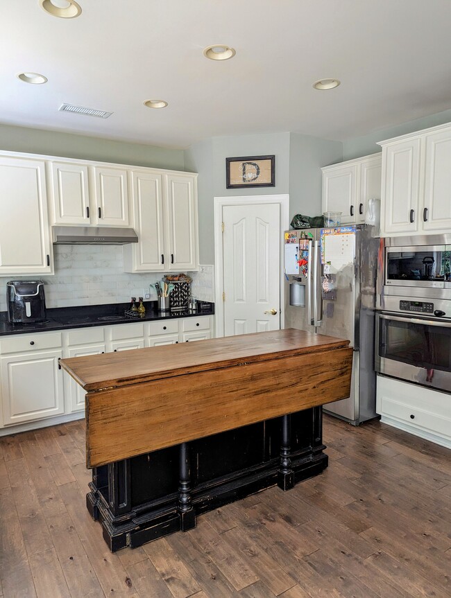 Building Photo - 6826 Guinevere Dr