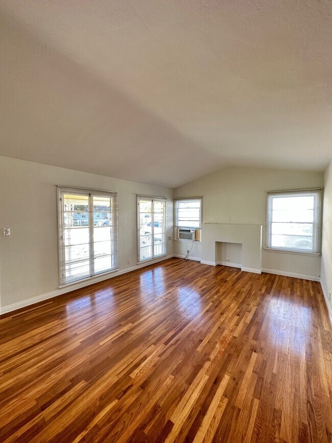 1040 W Almond Ave Unit 1040, Orange, CA 92868 Apartments in Orange