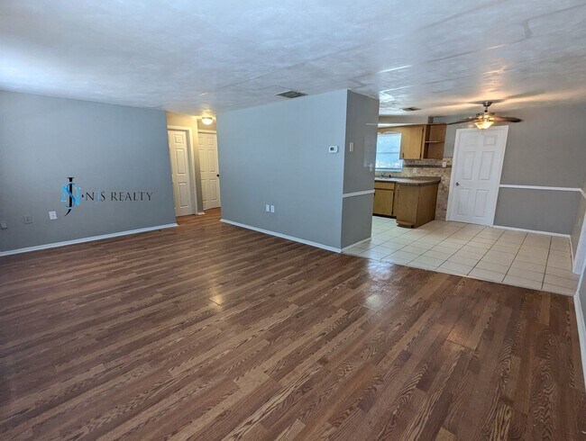 Foto del edificio - Must See 3/2/1 over 1000sf with tile/lamin...