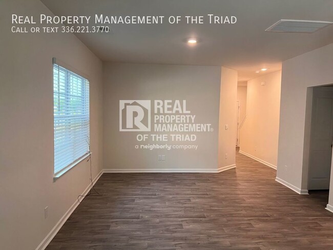 Building Photo - 3 bed/2.5 baths End Unit Townhome @ The Gr...