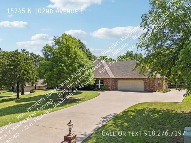 Building Photo - Breathtaking home AVAILBLE NOW!