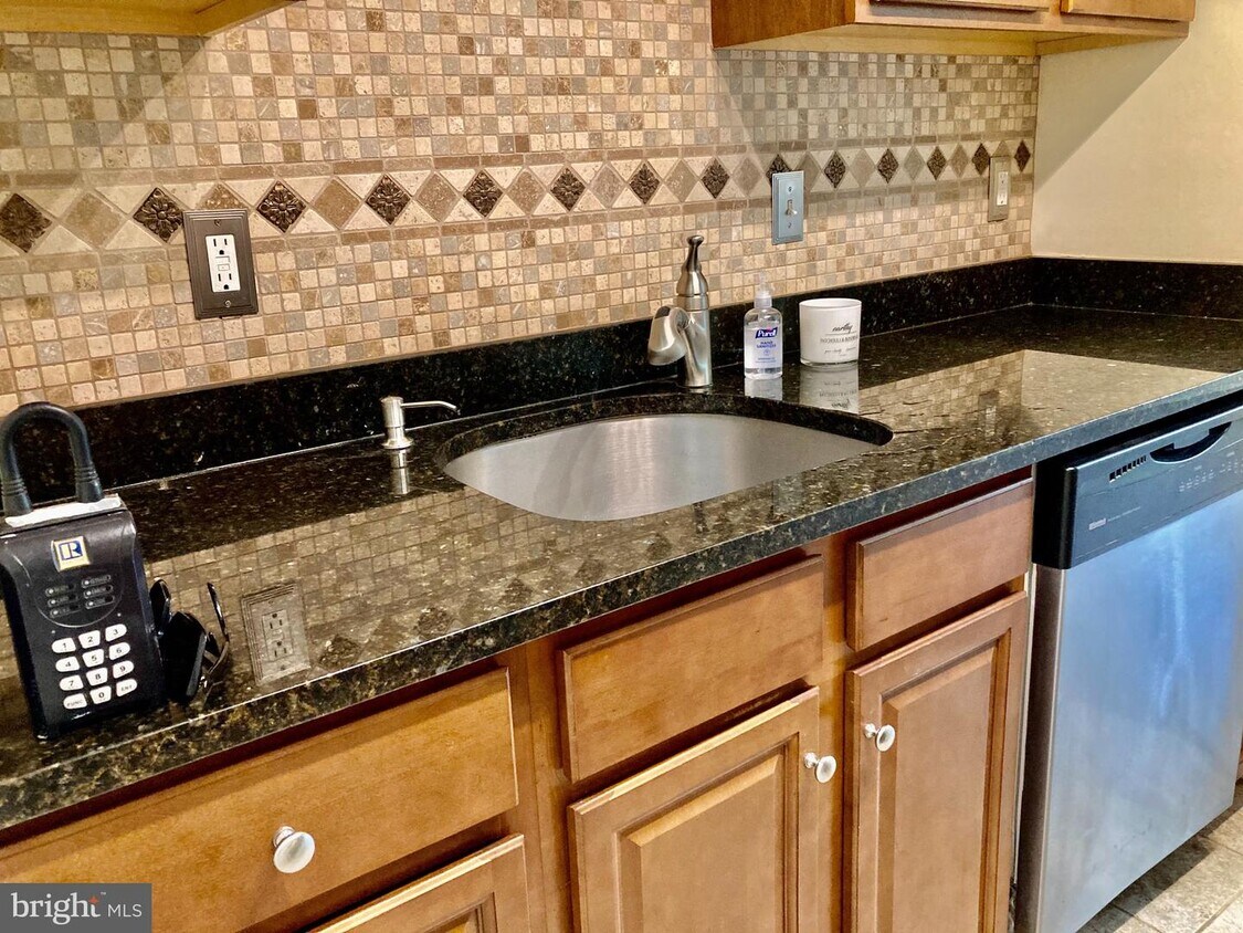 Primary Photo - 3931 Lyndhurst Dr