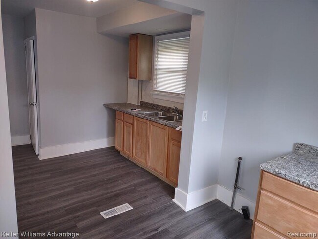 Building Photo - 119 Ferris St