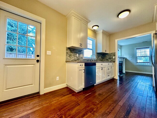 Building Photo - Remodeled Piedmont 3 Bedroom Home with Har...