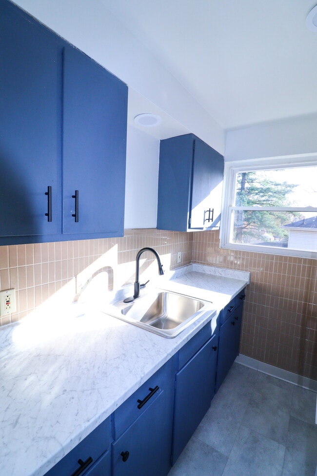 Building Photo - 1954 Rockland Ave