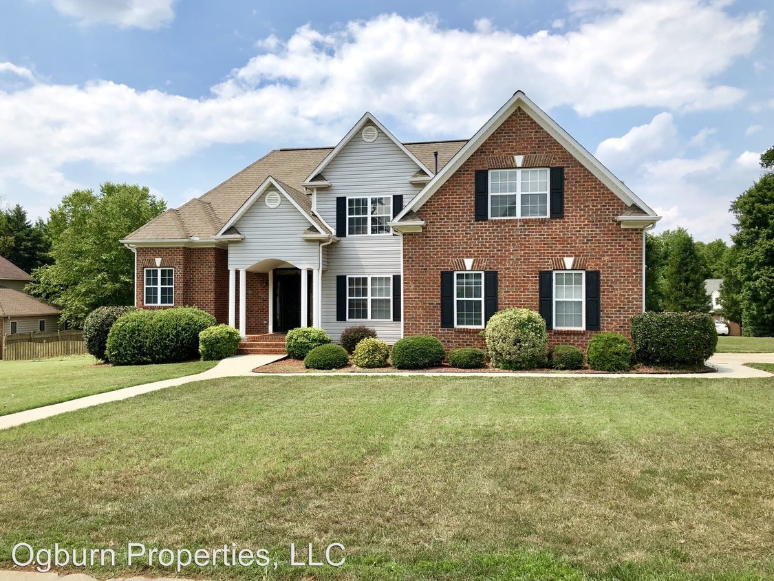 4 br, 2.5 bath House 105 RUSTINBURG COURT House for Rent in