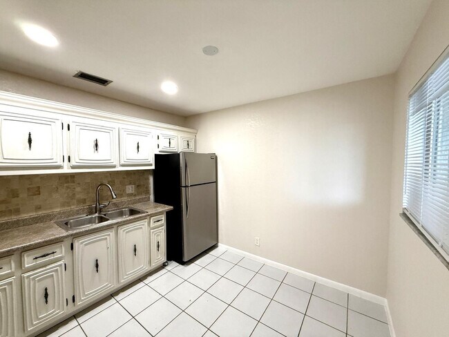 Foto del edificio - 511 W Kalmia Dr