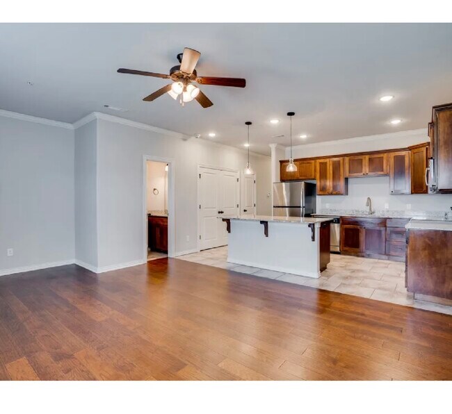Building Photo - 1009 SW Anchor Way