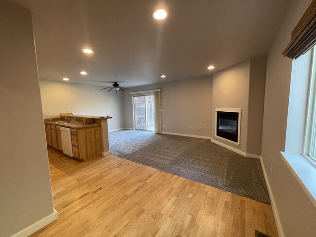 Building Photo - 3 Bed Townhome with awesome fenced yard!