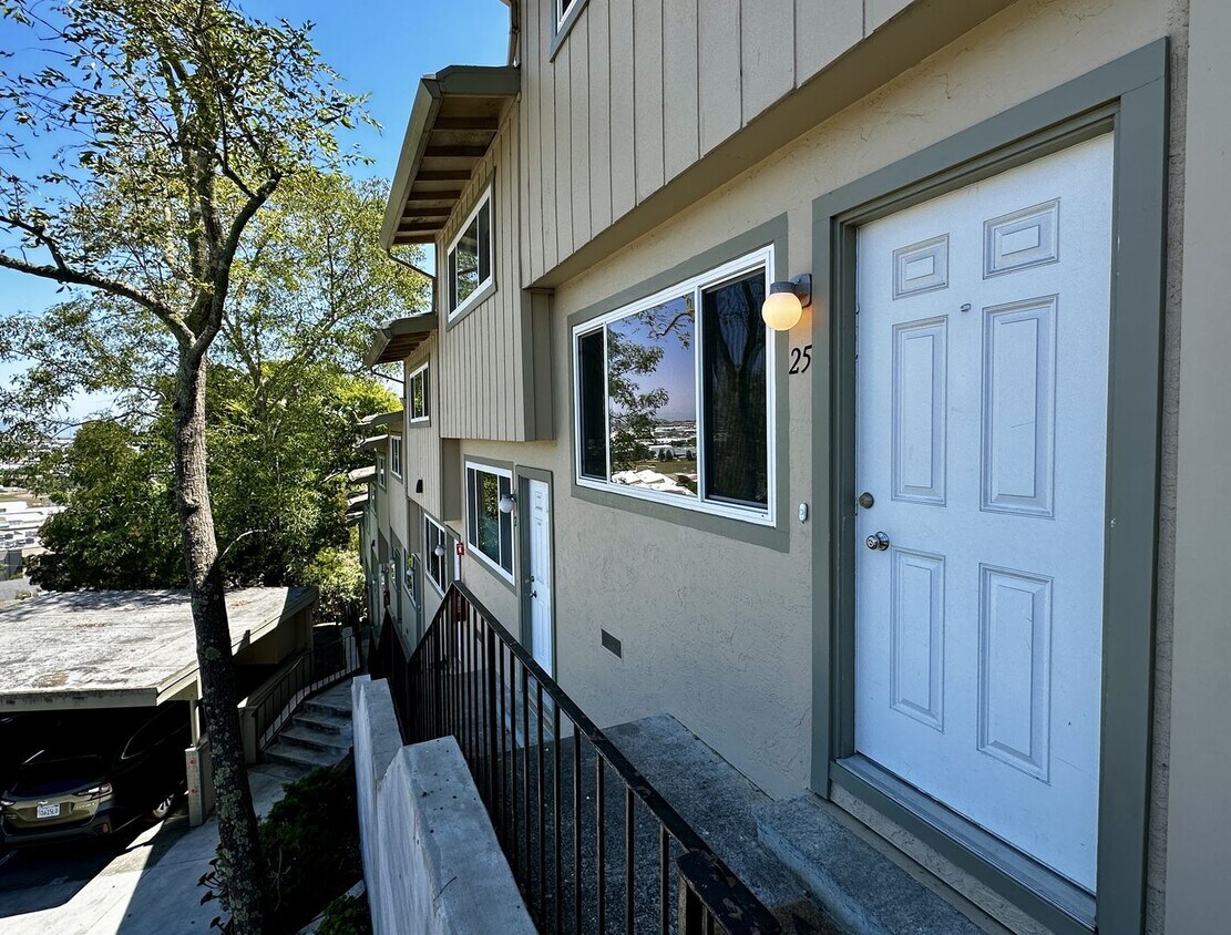 Primary Photo - Updated 2BR/1.5BA Townhome Near Downtown S...