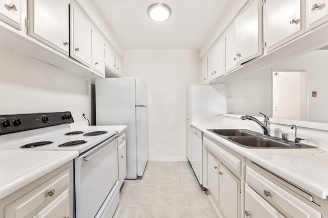 Building Photo - 10535 Lindley Avenue