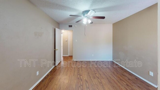Building Photo - 302 Manuel Dr
