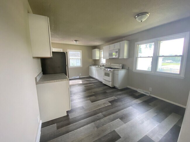 Building Photo - Updated 2 bedroom 1.5 bathroom home