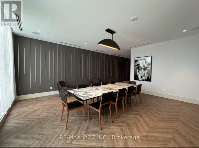 Photo du bâtiment - 2545 Simcoe St N