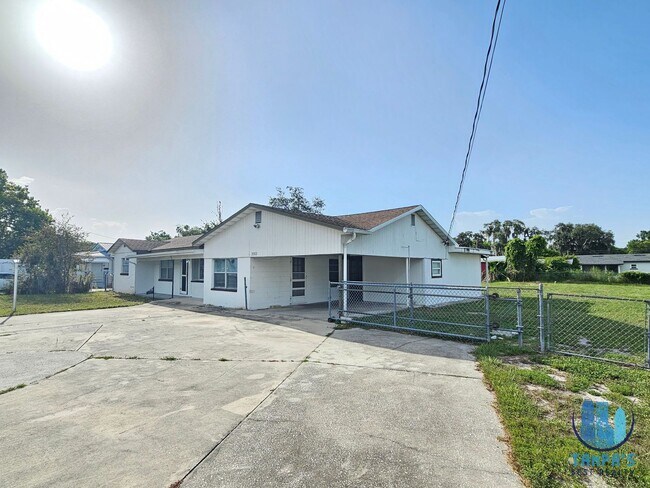 Building Photo - 2302 Burns St