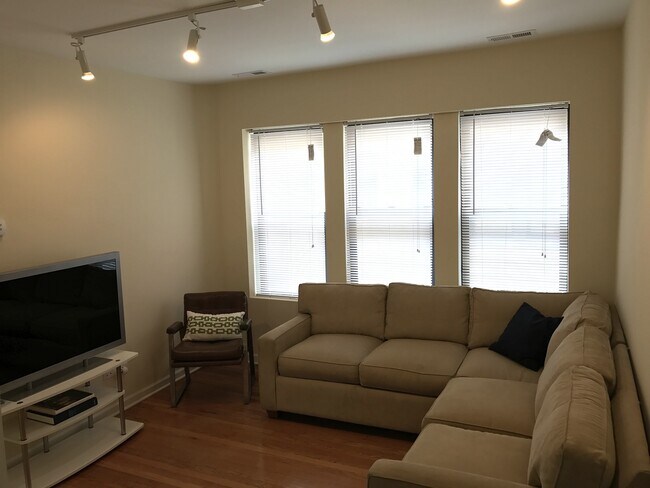 Foto del edificio - 4750 N Sacramento Ave