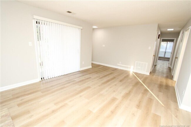 Foto del edificio - 118 Manhattan Ct