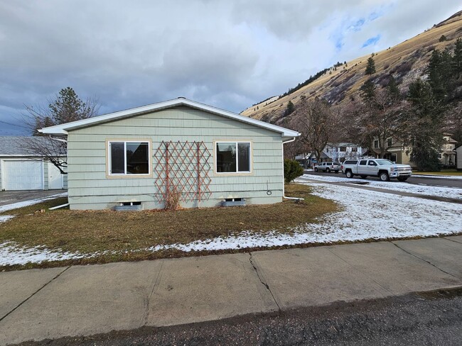 Building Photo - Single Family Home - Lower Rattlesnake