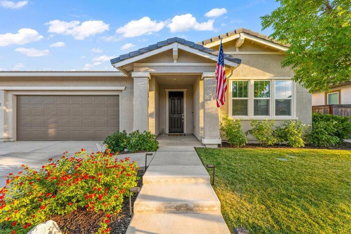 Primary Photo - Beautiful 3 Bedroom PLUS bonus Room For Re...