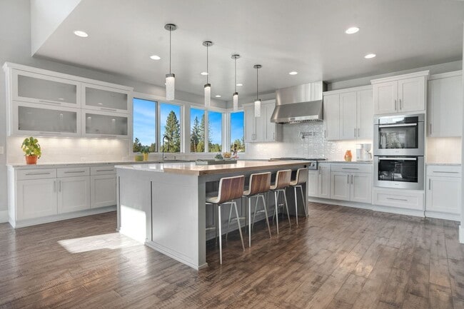 Building Photo - MOVE IN SPECIAL $1500 OFF FIRST MONTHS RENT / Beautiful home in the gated community of Tetherow