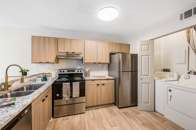 Plano de planta Premier de tres habitaciones en Enclave at North Point en Winston-Salem, Carolina del Norte - Enclave at North Point Apartments