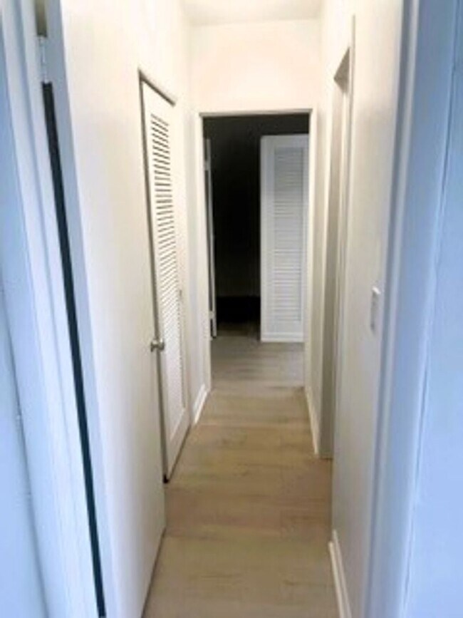 Building Photo - Updated 1 Bedroom 1 Bath Condo - Steps fro...