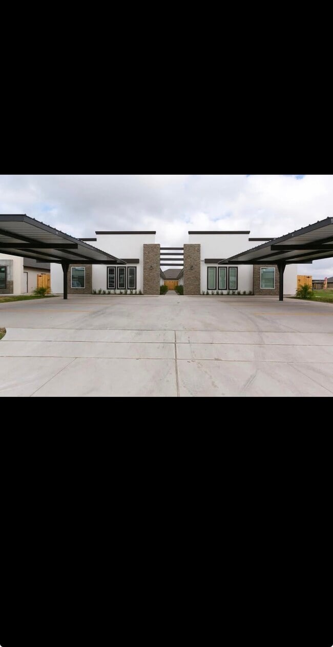 Building Photo - 205 Teak Dr