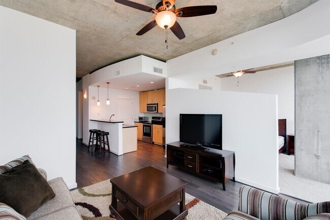 Building Photo - 5925 Almeda Rd