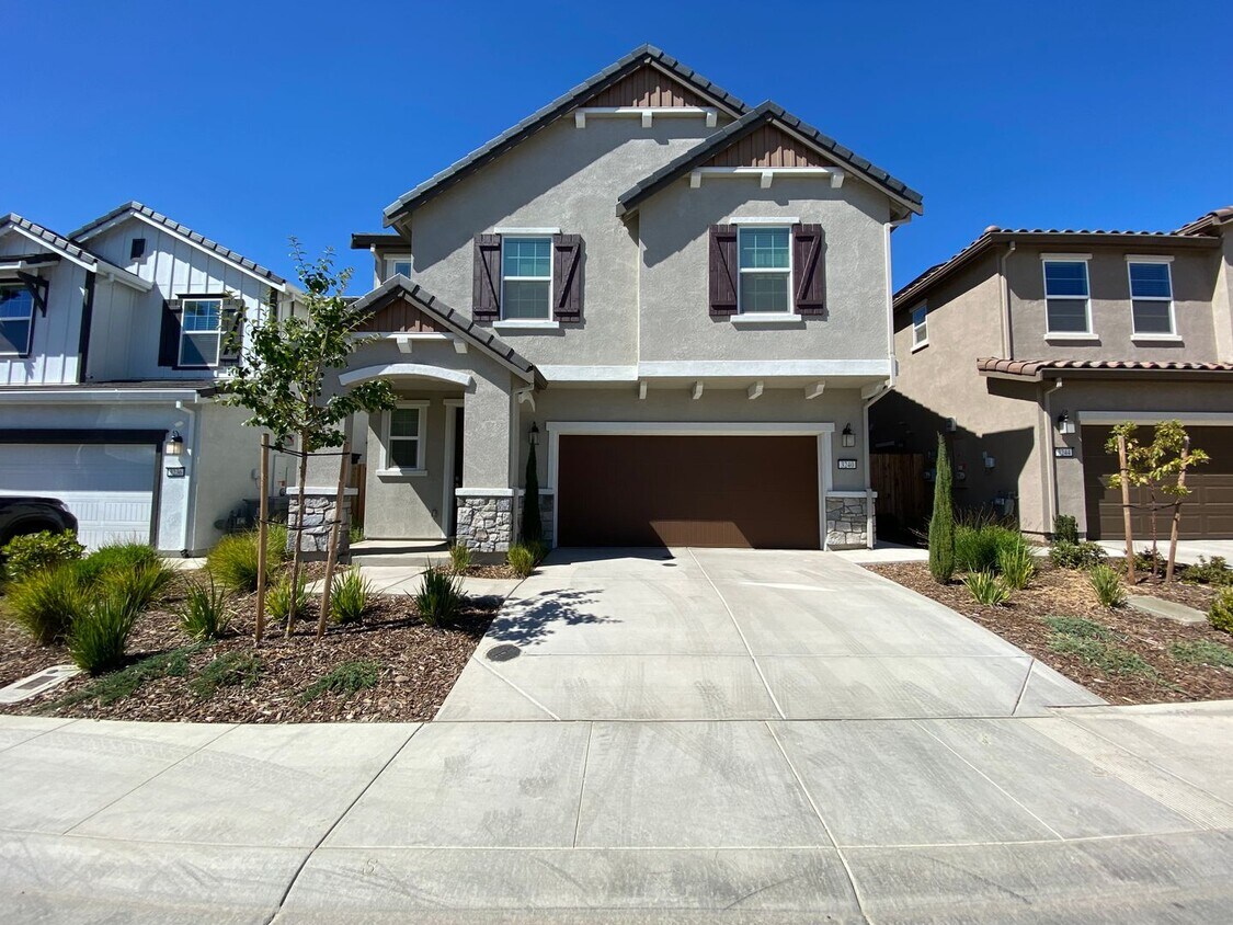 Foto principal - Gorgeous Like Low Maintenance 4 Bedroom wi...