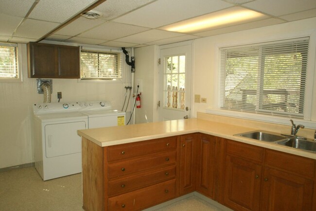 Building Photo - 615 Alpine Ave