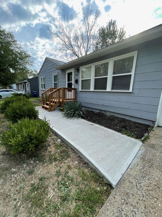 Building Photo - Charming 3-Bedroom Home with Spacious Fenc...