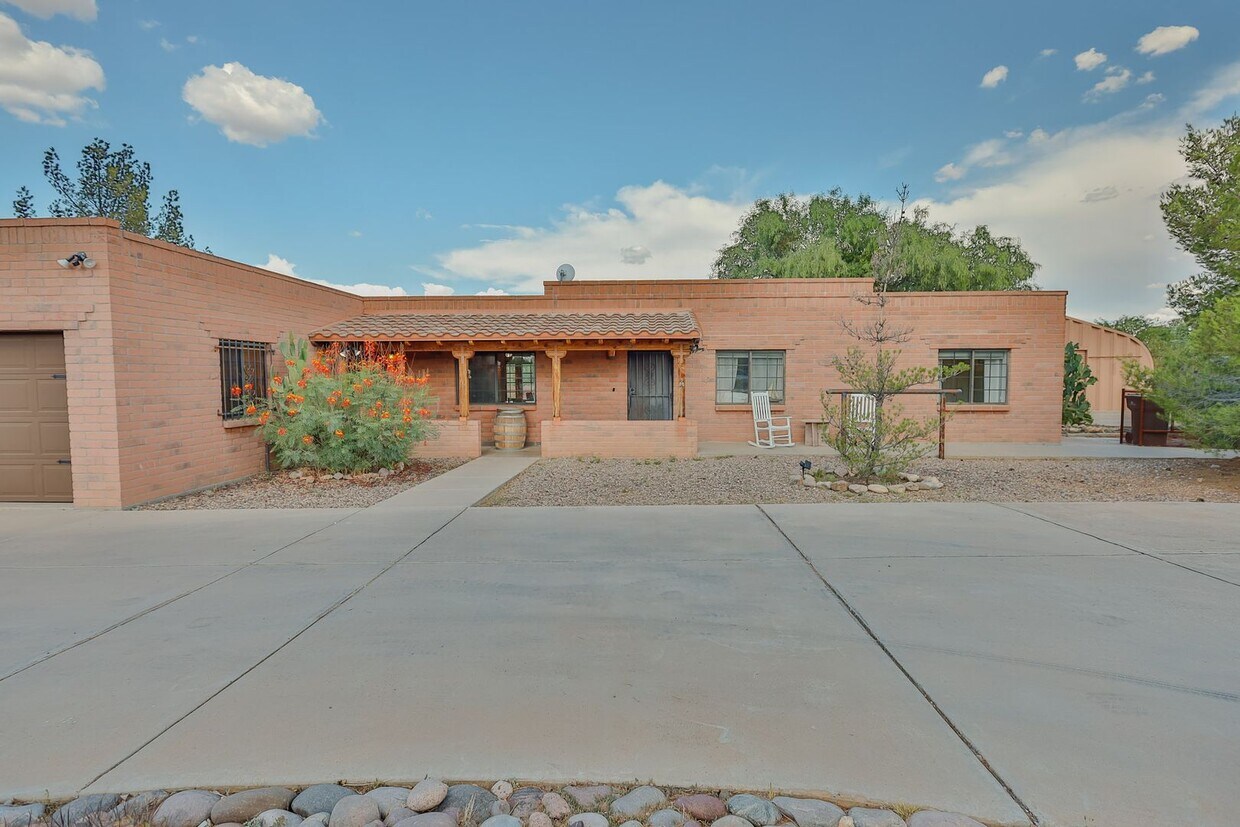 Primary Photo - HUGE PROPERTY W/ POOL AND HORSE FACILITY W...