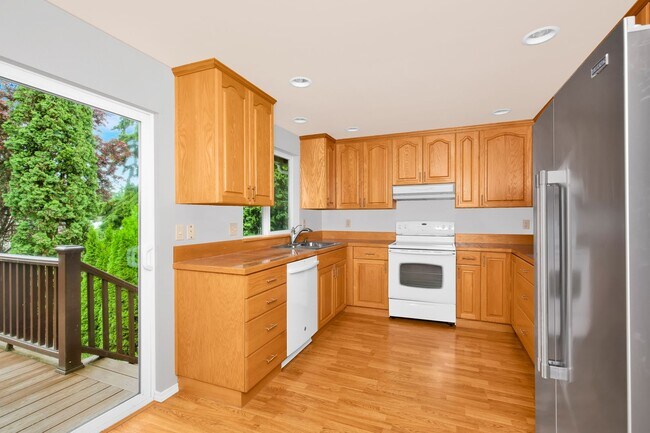 Foto del edificio - 4 Bedroom 3 Bath Split Level Kirkland