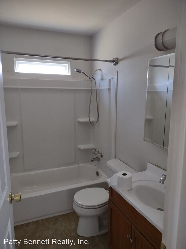 Building Photo - 3 br, 2 bath House - 2540 E 8th St