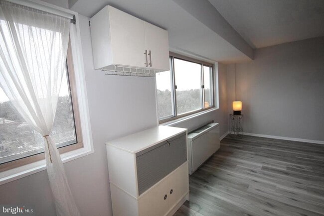 Building Photo - 2500 N Van Dorn St