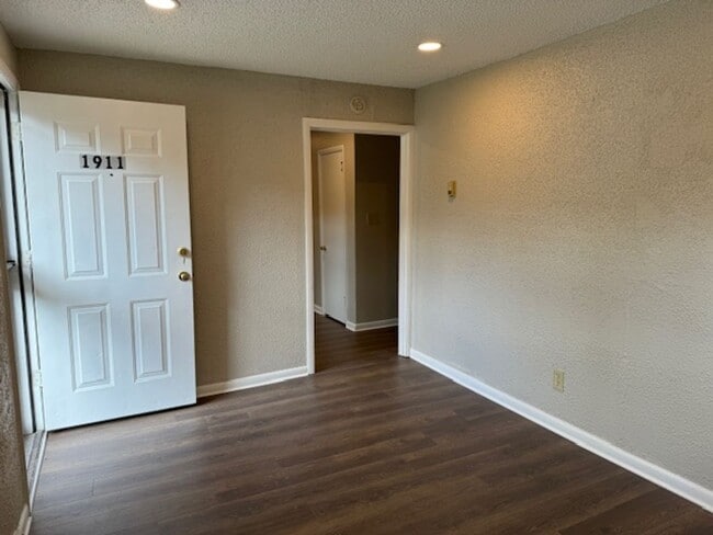 Building Photo - Newly Renovated Unit!