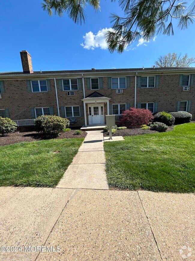 Stonehurst Condominiums Apartments for Rent with Hardwood Floors