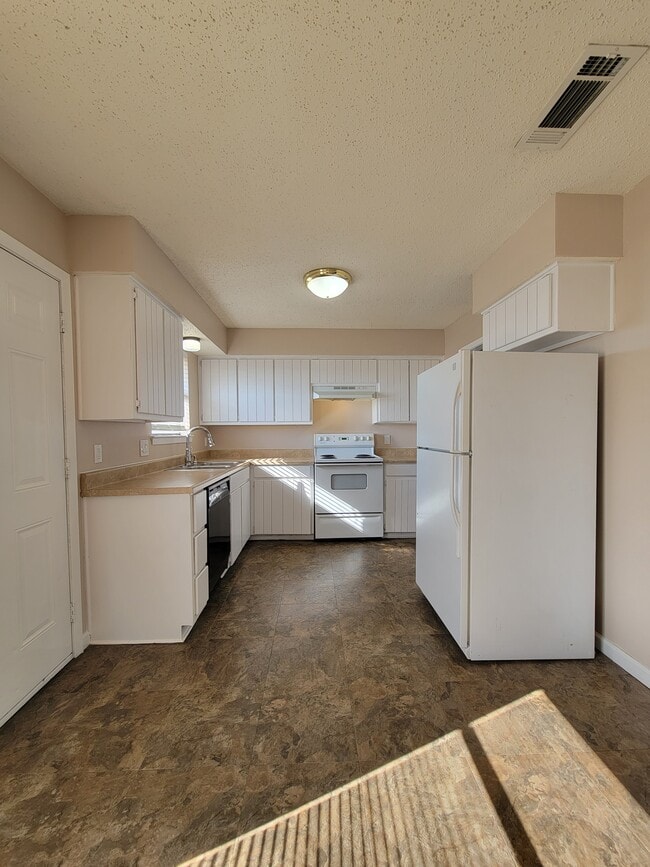 Building Photo - 520 Signal Hill Ct S