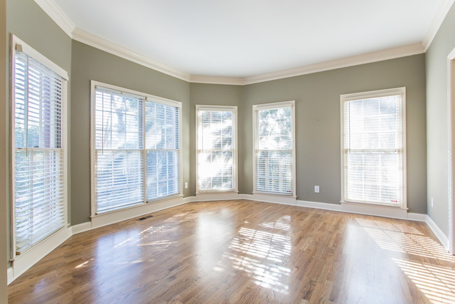 Building Photo - 123 Candler Oaks Ln