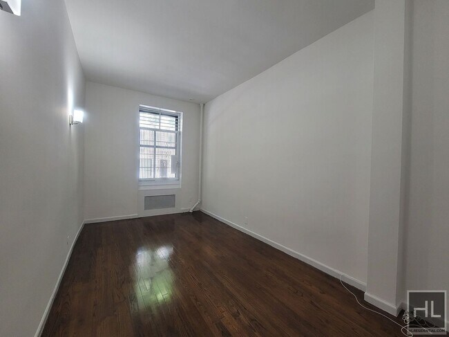 Foto del edificio - E 89 St Avail. NOW - Close by 4/5/6/Q, Who...