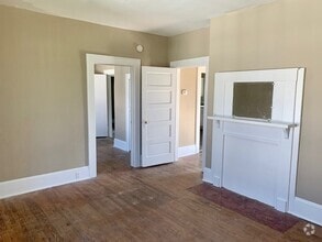 Building Photo - 806 Wilson Ave