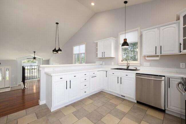 Foto del edificio - 5 bed 3 bath home for rent!