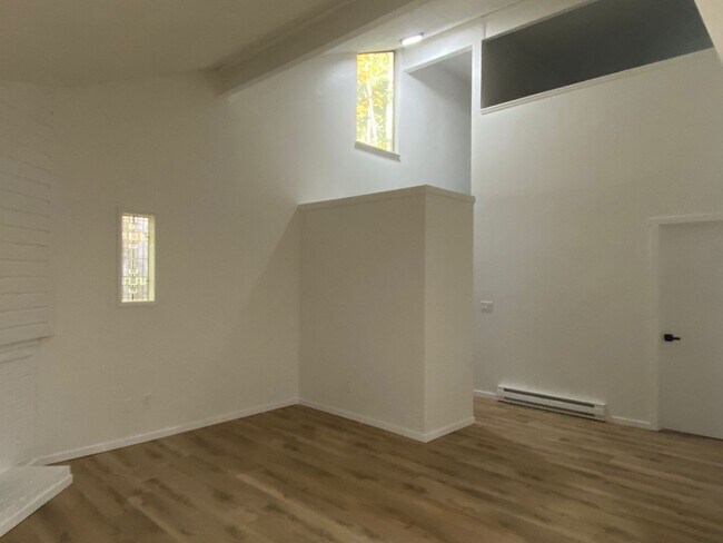Building Photo - FC 2207 Woodland Duplex