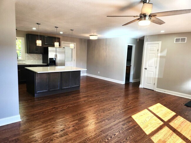 Building Photo - Completely Refurbished 3 Bedroom 2 Bath Ra...